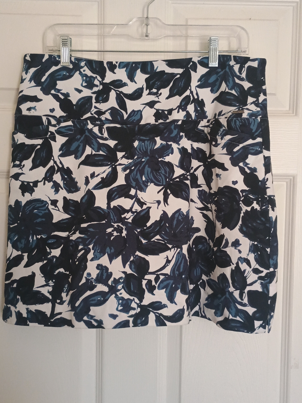 EUC SC & Co Women’s White Floral Print Skort with Navy and Blue Leaves Size L